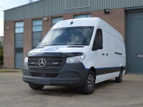Zestaw dwóch lamp LAZER TRIPLE-R 750 (Gen2) z systemem montażu w fabrycznym grillu - Mercedes Sprinter (2018 -) - 2