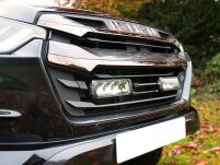 Zestaw dwóch lamp LAZER TRIPLE-R 750 (Gen2) z systemem montażu w fabrycznym grillu - Isuzu D-Max (2023 -) - 2