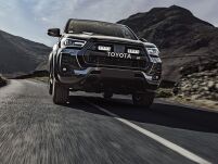 Zestaw dwóch lamp LAZER TRIPLE-R 750 (Gen2) z systemem montażu w fabrycznym grillu - Toyota Hilux GR Sport (2022 -) - 4