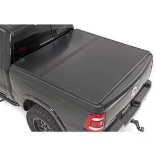 Twarda Pokrywa Tri-Fold Skrzyni Ładunkowej 6' 6" Rough Country - Dodge RAM 1500 09-19