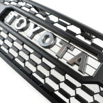 Grill z emblematem Toyota w kolorze srebrnym OFD - 4