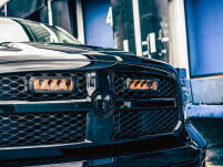 Zestaw dwóch lamp LAZER TRIPLE-R 750 (Gen2) z systemem montażu w fabrycznym grillu -  RAM 1500 (2013 - 2018) - 3