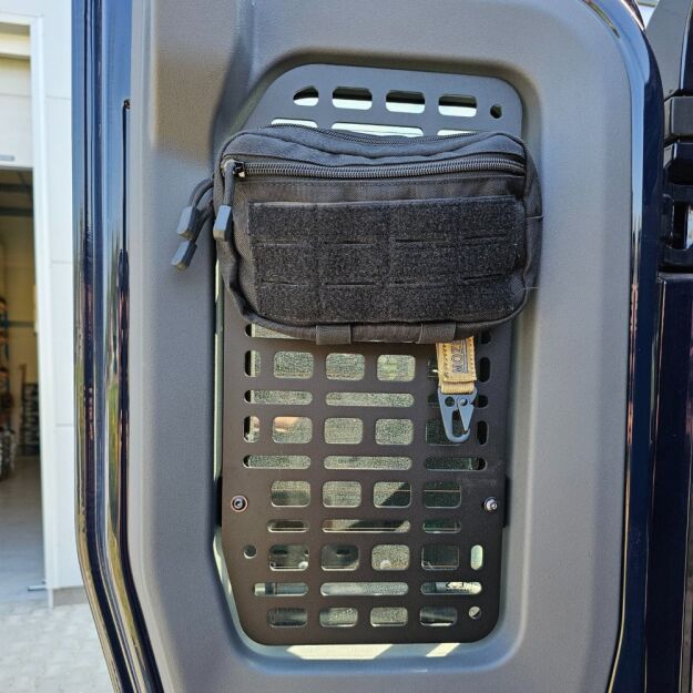 Mały panel MOLLE na drzwi Bison Gear