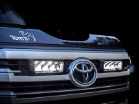 Zestaw dwóch lamp LAZER TRIPLE-R 750 (Gen2) z systemem montażu w fabrycznym grillu - Toyota Land Cruiser 300 (2021 -) - 2