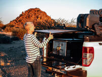 Uchwyt do transportu stolika pod bagażnikiem dachowym Pro Table Under Rack Bracket - by Front Runner - 4