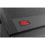 Twarda pokrywa paki tri-fold niski profil Rough Country 6'4