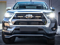 Zestaw dwóch lamp LAZER Linear 6 z systemem montażu w fabrycznym grillu - Toyota Hilux (2021 -) - 3