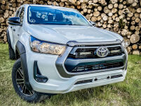 Zestaw dwóch lamp LAZER Linear 6 z systemem montażu w fabrycznym grillu - Toyota Hilux (2021 -) - 4