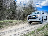 Zestaw dwóch lamp LAZER Linear 6 z systemem montażu w fabrycznym grillu - Toyota Hilux (2021 -) - 5