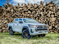Zestaw dwóch lamp LAZER Linear 6 z systemem montażu w fabrycznym grillu - Toyota Hilux (2021 -) - 2
