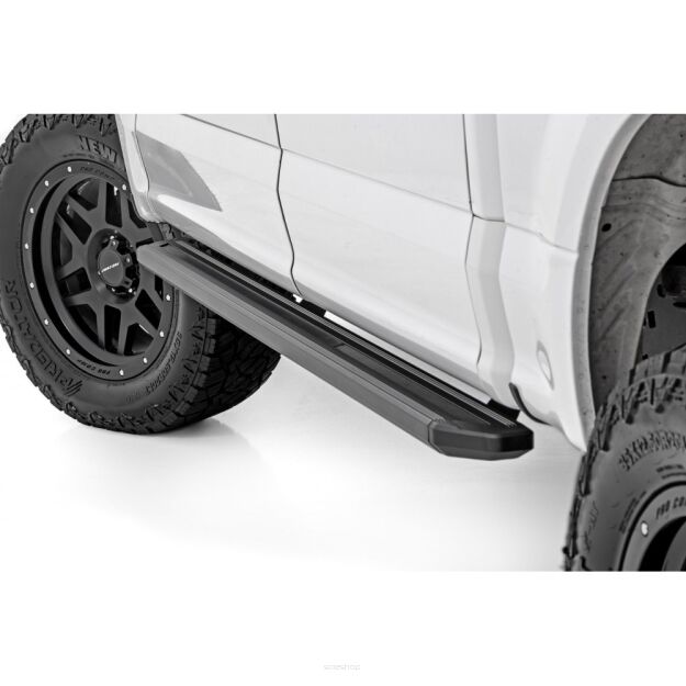 Progi, stopnie boczne Rough Country Multi-Color LED CrewMax