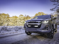 Zestaw dwóch lamp LAZER TRIPLE-R 750 (Gen2) z systemem montażu w fabrycznym grillu - Isuzu D-Max (2021 -) - 2
