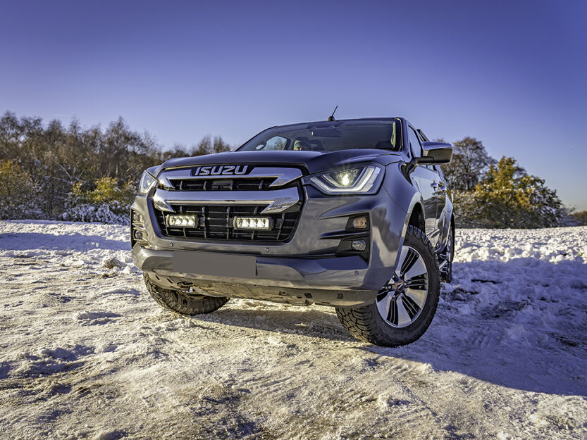 Zestaw dwóch lamp LAZER TRIPLE-R 750 (Gen2) z systemem montażu w fabrycznym grillu - Isuzu D-Max (2021 -)