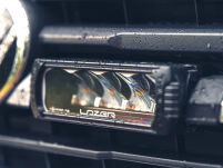 Zestaw dwóch lamp LAZER TRIPLE-R 750 (Gen2) z systemem montażu w fabrycznym grillu – VW AMAROK (2023 -) - 4