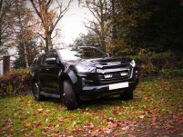 Zestaw dwóch lamp LAZER TRIPLE-R 750 Elite (Gen2) z systemem montażu w fabrycznym grillu - Isuzu D-Max (2023 -) - 2