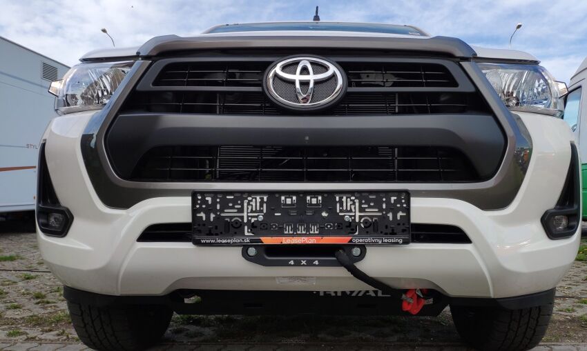Toyota Hilux SR5 2021- płyta montażowa wyciągarki