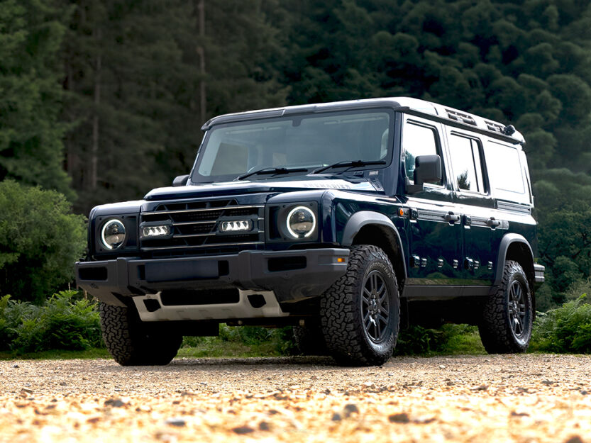 Zestaw dwóch lamp LAZER TRIPLE-R 750 (Gen2) z systemem montażu w fabrycznym grillu – INEOS GRENADIER