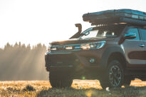 Zestaw dwóch lamp LAZER TRIPLE-R 750 Elite (Gen2) z systemem montażu w fabrycznym grillu - Toyota Hilux (2015 - 2021) - 4