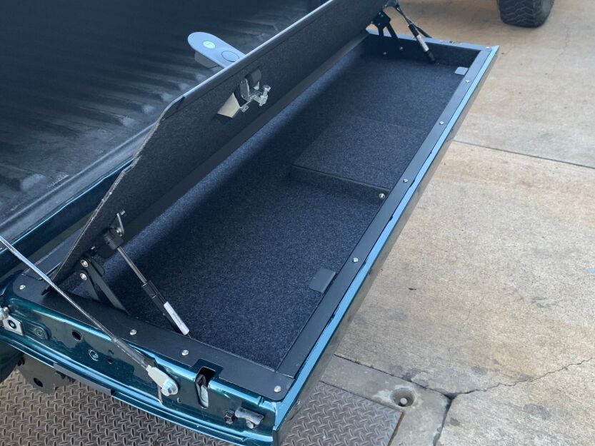 Huracan Fabrication schowek w klapie Isuzu D-Max malowany proszkowo