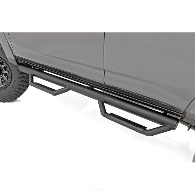 Progi, stopnie boczne czarne Rough Country Nerf Steps
