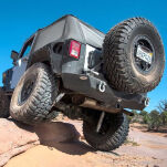 Zderzak stalowy z mocowaniem koła zapasowego tył Smittybilt XRC - 17