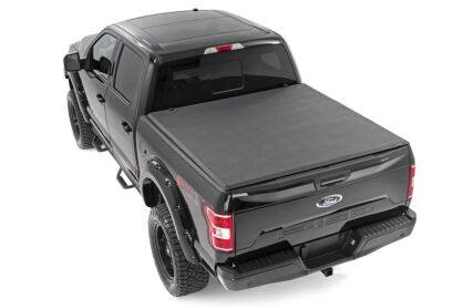 Miekka Pokrywa Skrzyni Ładunkowej 5' 5" Tri-Fold Rough Country Ford F150 15-18