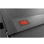 Twarda pokrywa paki tri-fold niski profil Rough Country 5'7