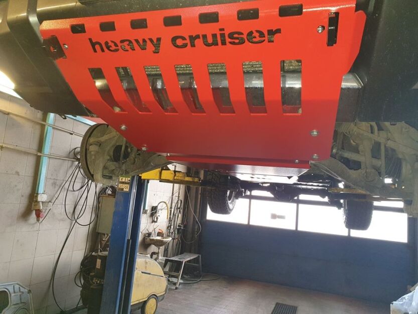 Osłona czołowa z uchwytami do szarpania Jeep Commander XK XH 2005-2011 czerwona