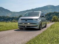 Zestaw dwóch lamp LAZER Linear 6 z systemem montażu w fabrycznym grillu - Volkswagen T7 - 2