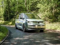 Zestaw dwóch lamp LAZER Linear 6 z systemem montażu w fabrycznym grillu - Volkswagen T7 - 3
