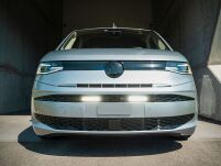 Zestaw dwóch lamp LAZER Linear 6 z systemem montażu w fabrycznym grillu - Volkswagen T7 - 5