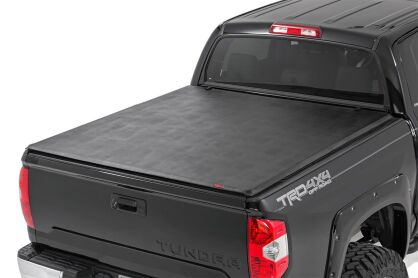 Miękka pokrywa skrzyni 5' 5" z systemem zarządzania ładunkiem Tri-Fold Rough Country - Toyota Tundra 14-on