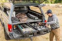 DECKED Piecekeeper - komplet (2 szt.) uchwytów na broń do szerokiej szuflady - 4