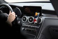 Uchwyt do Apple iPhone 13 mini z wbudowanym kablem USB oraz ładowarką samochodową - 4