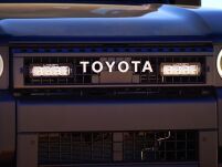Zestaw dwóch lamp LAZER ST4 Evolution z systemem montażu w fabrycznym grillu - Toyota Land Cruiser 250 (2024 -) - 5