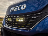 Zestaw dwóch lamp LAZER TRIPLE-R 750 Elite (Gen2) z systemem montażu w fabrycznym grillu - Iveco Daily (2019 -) - 4