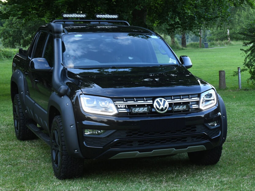 Zestaw dwóch lamp LAZER Triple-R 750 Elite (Gen2) z systemem montażu w fabrycznym grillu - Volkswagen Amarok V6 (2016 -)