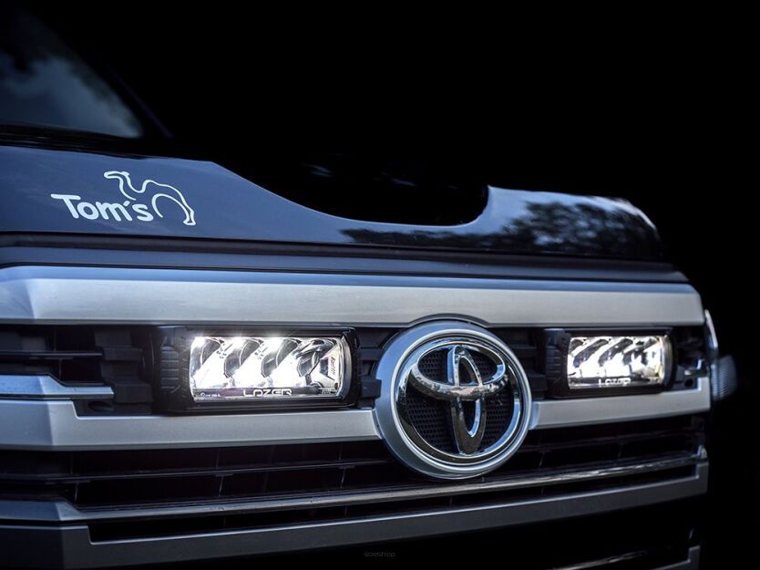 Zestaw dwóch lamp LAZER TRIPLE-R 750 Elite (Gen2) z systemem montażu w fabrycznym grillu - Toyota Land Cruiser 300 (2021 -)