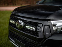 Zestaw dwóch lamp LAZER ST4 Evolution z systemem montażu w fabrycznym grillu - Toyota Hilux Dakar/Invincible (2018 -) - 2