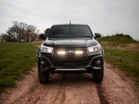 Zestaw dwóch lamp LAZER ST4 Evolution z systemem montażu w fabrycznym grillu - Toyota Hilux Dakar/Invincible (2018 -) - 4