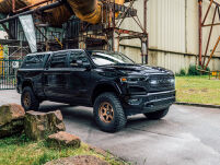 Zestaw dwóch lamp LAZER Linear 6 Elite z systemem montażu w fabrycznym grillu - RAM 1500 (2019 -) - 3