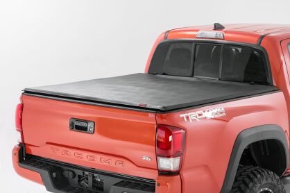 Miekka Pokrywa Skrzyni Ładunkowej 6' Tri-Fold Rough Country  Toyota Tacoma 16-18