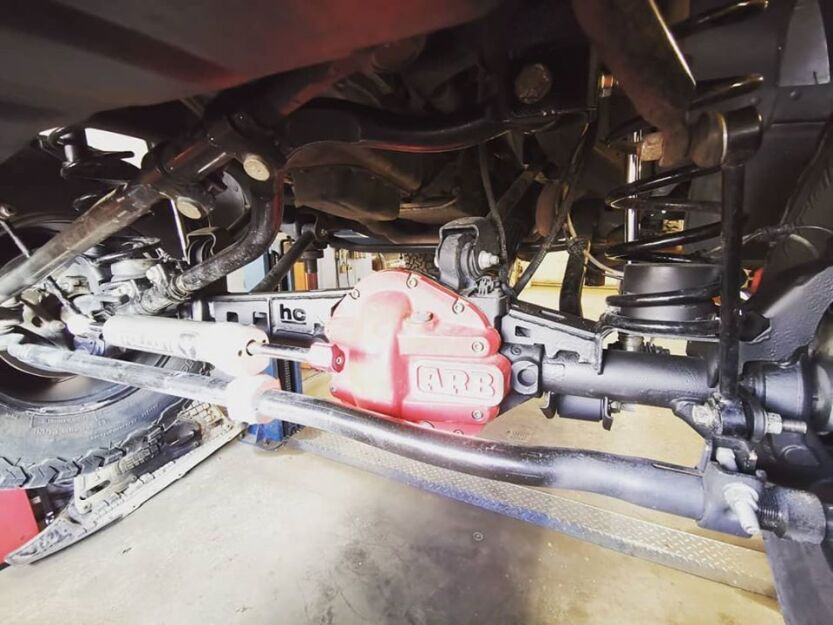 Wzmocnienia przedniego mostu Dana 44 Jeep Wrangler JK Rubicon 2007-2018