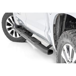 Progi, stopnie boczne czarne Rough Country Oval Nerf Steps Crew Cab