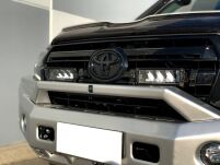 Zestaw dwóch lamp LAZER TRIPLE-R 750 (Gen2) z systemem montażu w fabrycznym grillu - Toyota V8 LC200 Series (2015 -) - 3