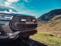 Zestaw dwóch lamp LAZER TRIPLE-R 750 Elite (Gen2) z systemem montażu w fabrycznym grillu - Toyota Hilux GR Sport (2022 -) - 2