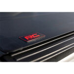 Twarda pokrywa paki tri-fold flip up Rough Country 5'7