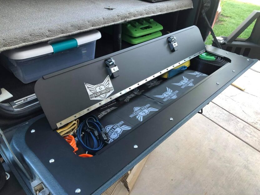 Huracan Fabrication schowek w klapie Landcruiser 80 series